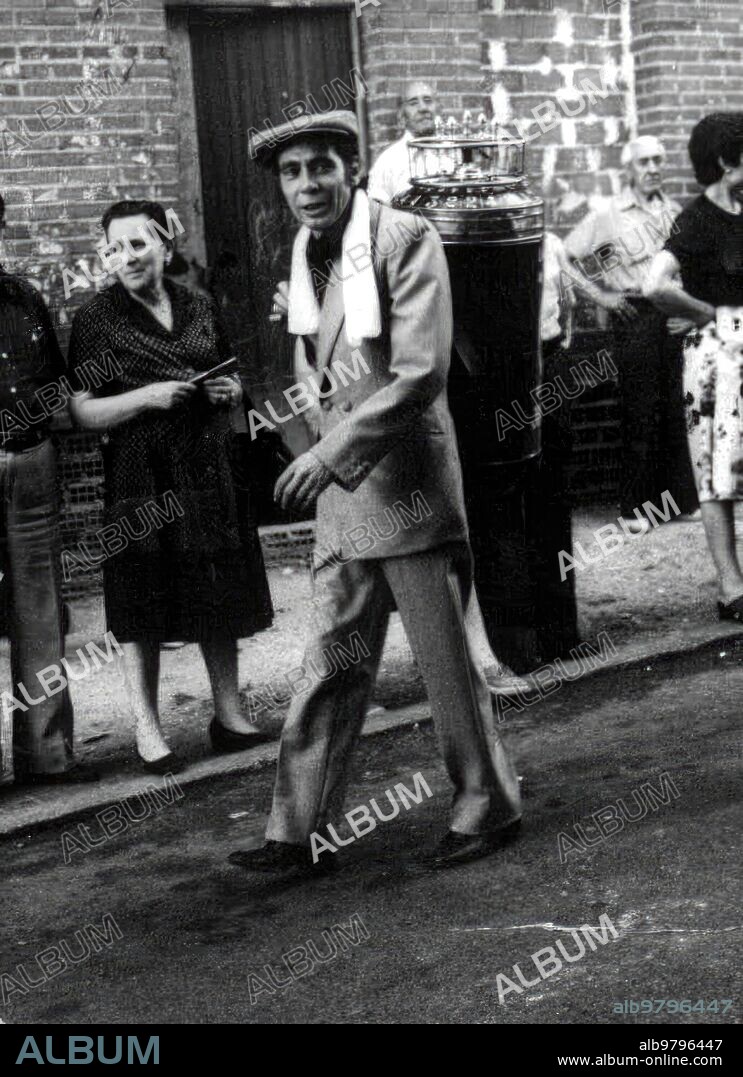 1981. El último barquillero artesanal de Madrid.
