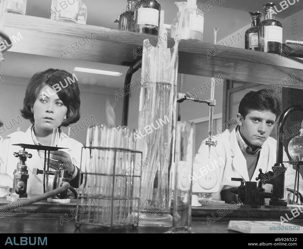 EMILIO GUTIERREZ CABA y Mª JOSE GOYANES en LOS CHICOS DEL PREU, 1967, dirigida por PEDRO LAZAGA. Copyright PEDRO MASO P.C.