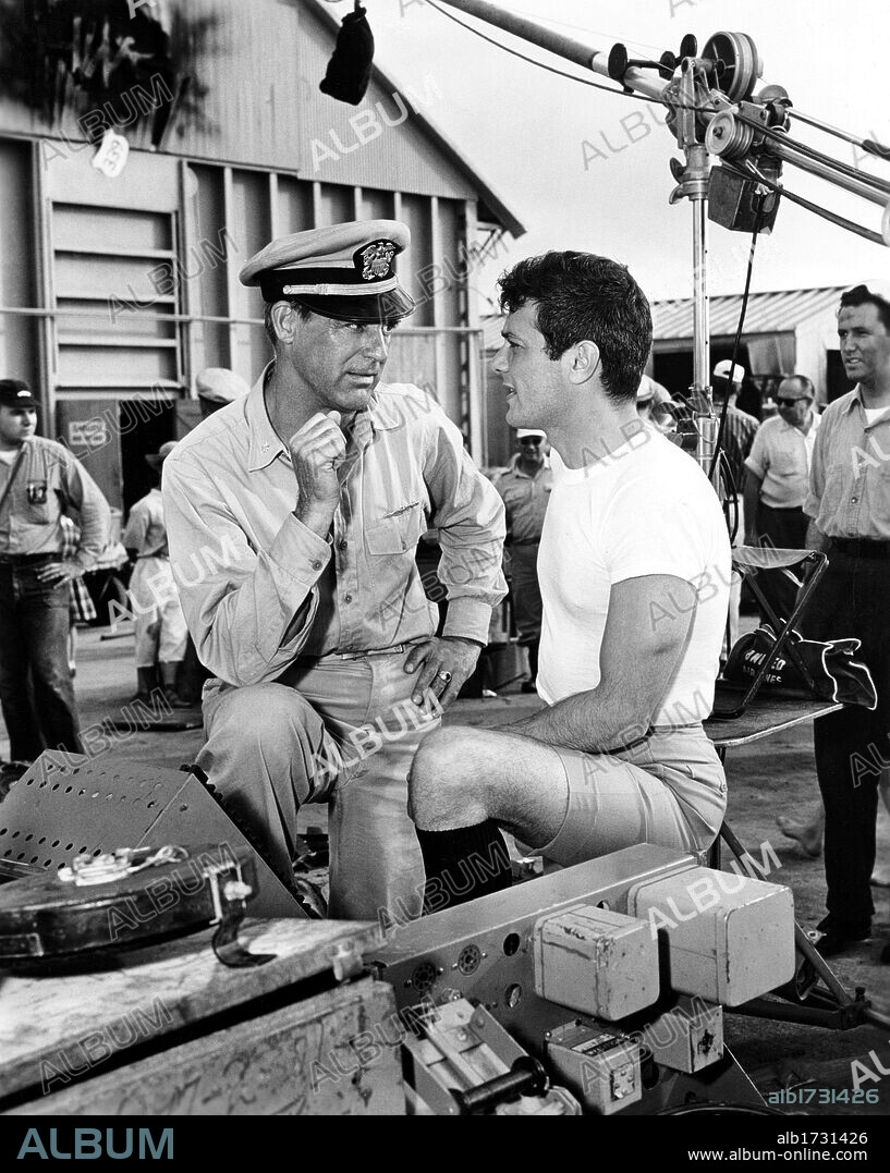 CARY GRANT and TONY CURTIS in OPERATION PETTICOAT, 1959, directed by BLAKE EDWARDS. Copyright UNIVERSAL PICTURES.