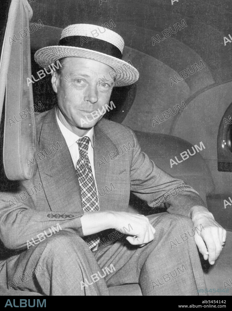 3Duke leaves Wally after Operation The Duke of Windsor in his car as he leaves Roosevelt Hospital in New York where the Duchess of Windsor is recovering from an operation for Appendicitis she underwent August 31. September 26, 1944. (Photo by Associated Press Photo).