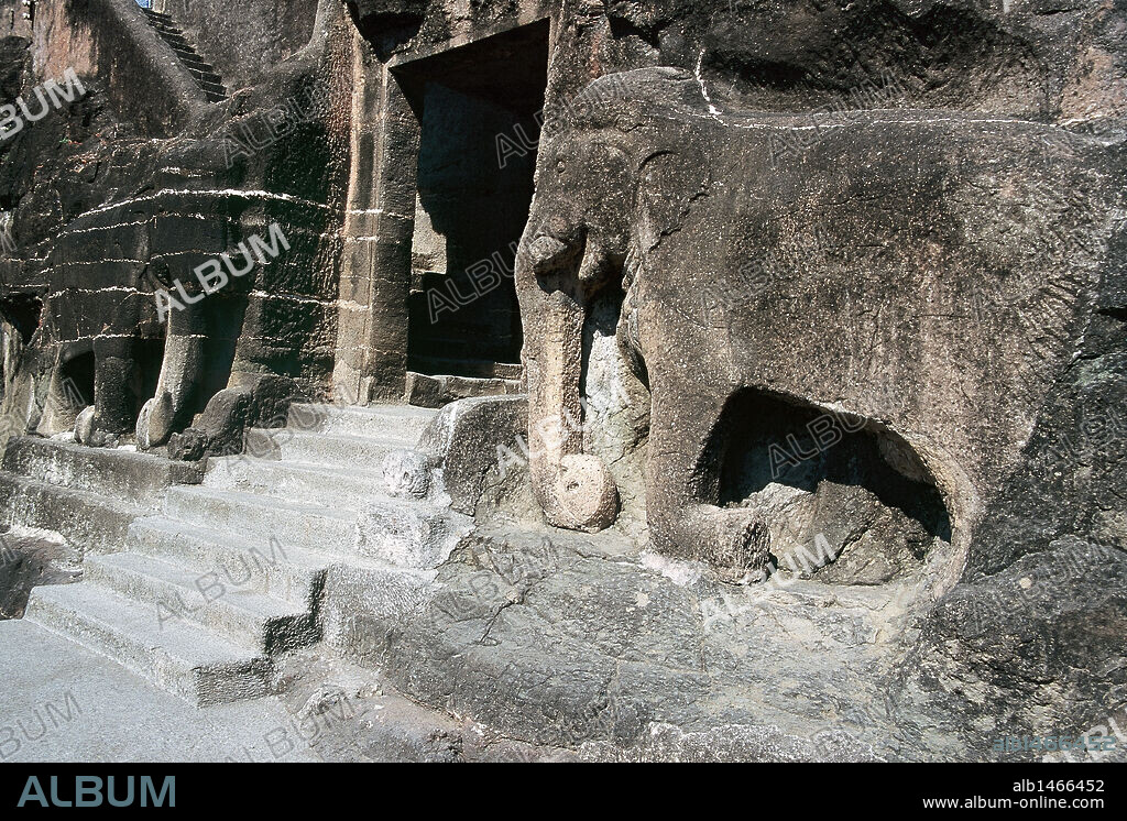 ARTE INDIO. CUEVAS DE AJANTA. Grupo de treinta cuevas compuesto por lugares de reunión ('chaityas') y monasterios ('viharas') budistas. S. -II al VII. Detalle de la antigua entrada a la ciudad sagrada. Alrededores de Ajanta. India.