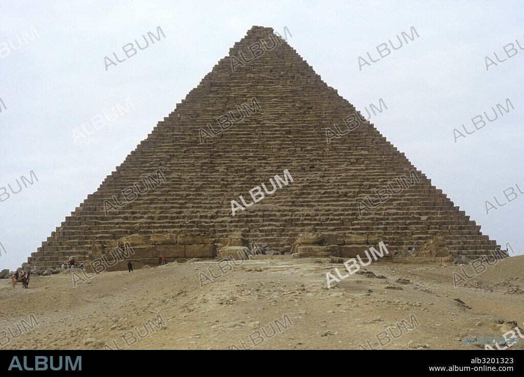 La Pirámide de Keops sirvió como tumba para el faraón Jufu, conocido también por su nombre en griego, Keops, en la dinastía IV.  Guiza, Egipto.