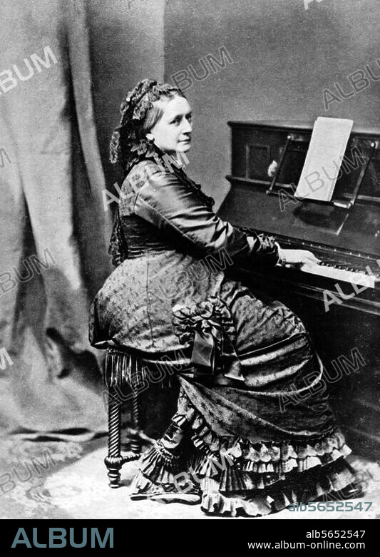 Schumann, Clara, nee Wieck, married to. (Robert) Schumann; pianist; Leipzig. 13.9.1819 - Frankfurt a. M. 20.5.1896. Clara Schumann at the piano. Photograph, c. 1875.