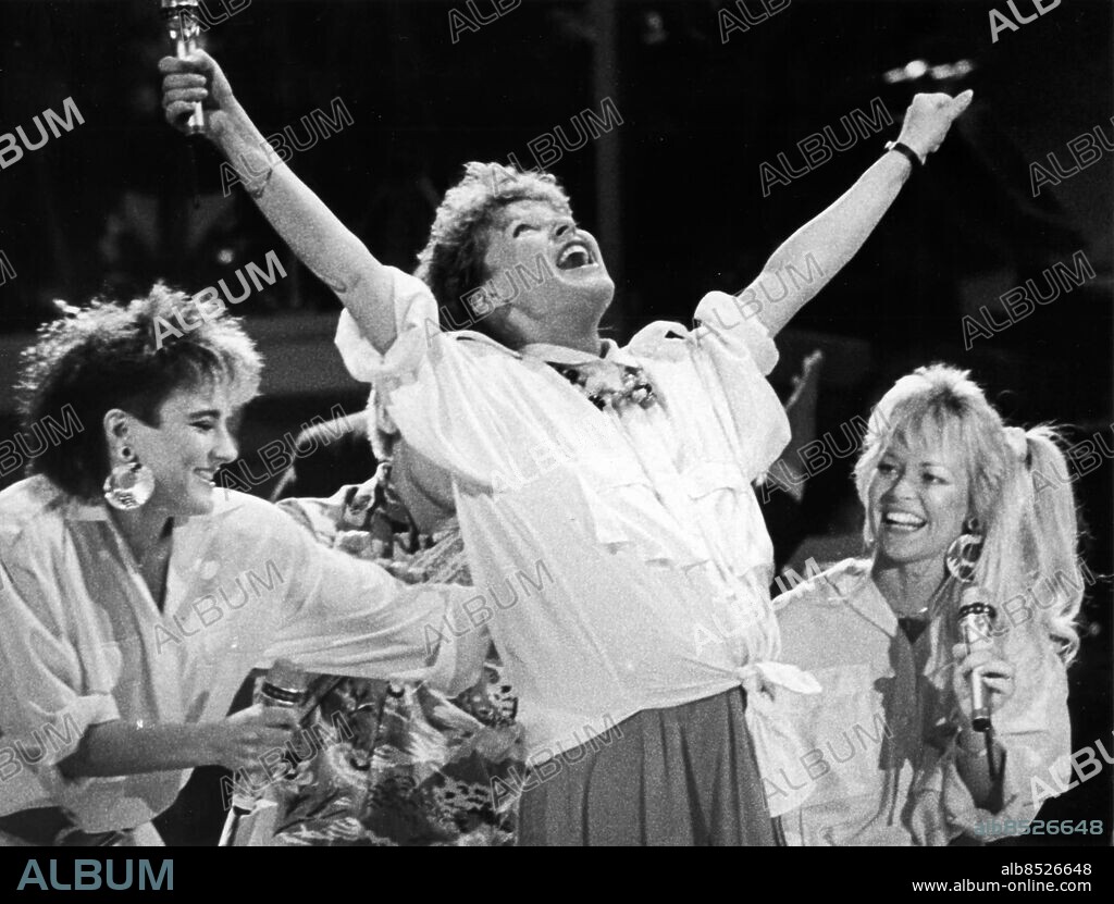 GÖTEBORG 1987-02-21.. Gravida Lotta Engberg, flankerad av t.h. Karin af Malmborg och t.v. Åsa Wendt, vinnare i Melodifestivalen 1987, i Lisebergshallen tilsammans med Kålabandet.. *** Local Caption *** GP Foto: Johan Davéus / Kamerareportage / TT / Kod: 2524.