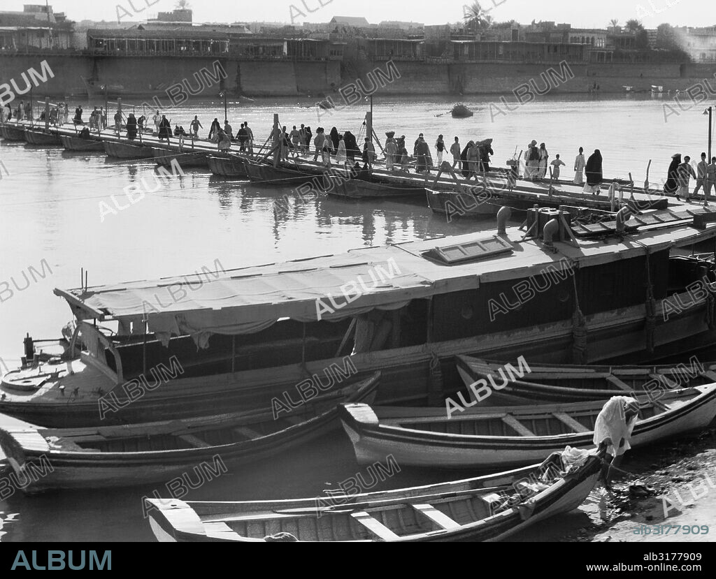Baghdad, Iraq.  1932 The Katah Bridge over the Tigris River.   © Underwood Archives / The Image Works.