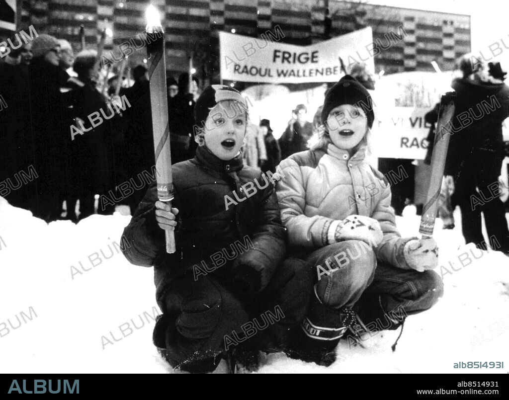 Stockholm 1981-01-17. Raoul Wallenbergs systerbarnbarn, Cecilia Werstedt och Nina Cronstedt fanns med i demonstrationen utanför sovjetiska ambassaden där människor krävde att den försvunna svenska diplomaten Raoul Wallenberg ska friges. Foto: Victor Lenson Brott / SvD / TT / kod 12014.