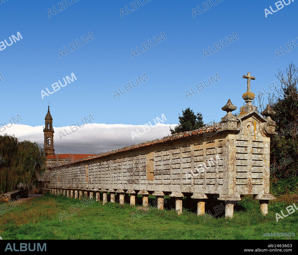 HORREO DE CARNOTA. Su construcción la inició el arquitecto Gregorio QUINTELA en el año 1768, aunque su aspecto actual se debe a una ampliación de 1783. Con sus 35 m. de largo, es el segundo hórreo más grande de Galicia y ha sido declarado Monumento Nacional. Provincia de A Coruña. Galicia. España.
