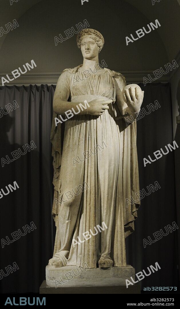 Musa Urania, una de las 9 musas inspiradoras de las artes. Musa de la Astrología y la Astrología. Copia romana del siglo I-II d. C. de un original griego del siglo II a. C. Museo Arqueológico Nacional. Nápoles. Italia.