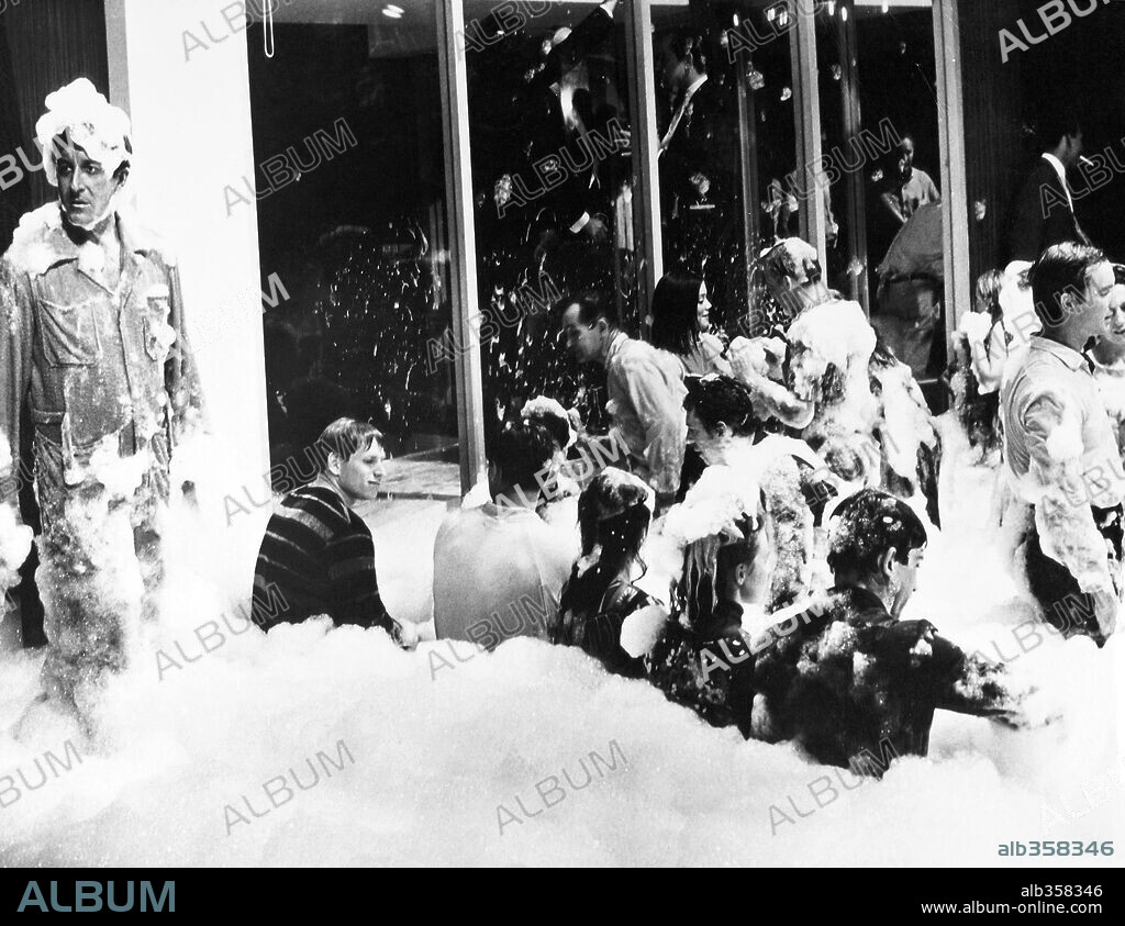 PETER SELLERS en EL GUATEQUE, 1968 (THE PARTY), dirigida por BLAKE EDWARDS. Copyright UNITED ARTISTS.
