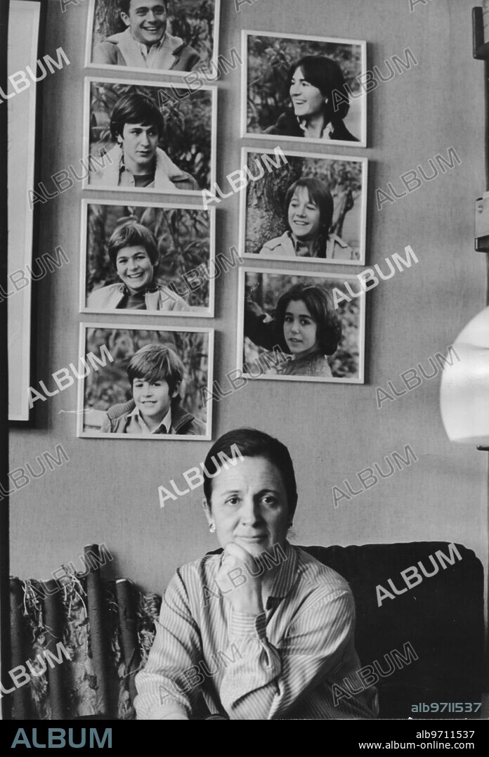 Barcelona, marzo de 1980. Marta Ferrusola, esposa de Jordi Pujol, posa en su domicilio ante las fotografías de sus hijos.