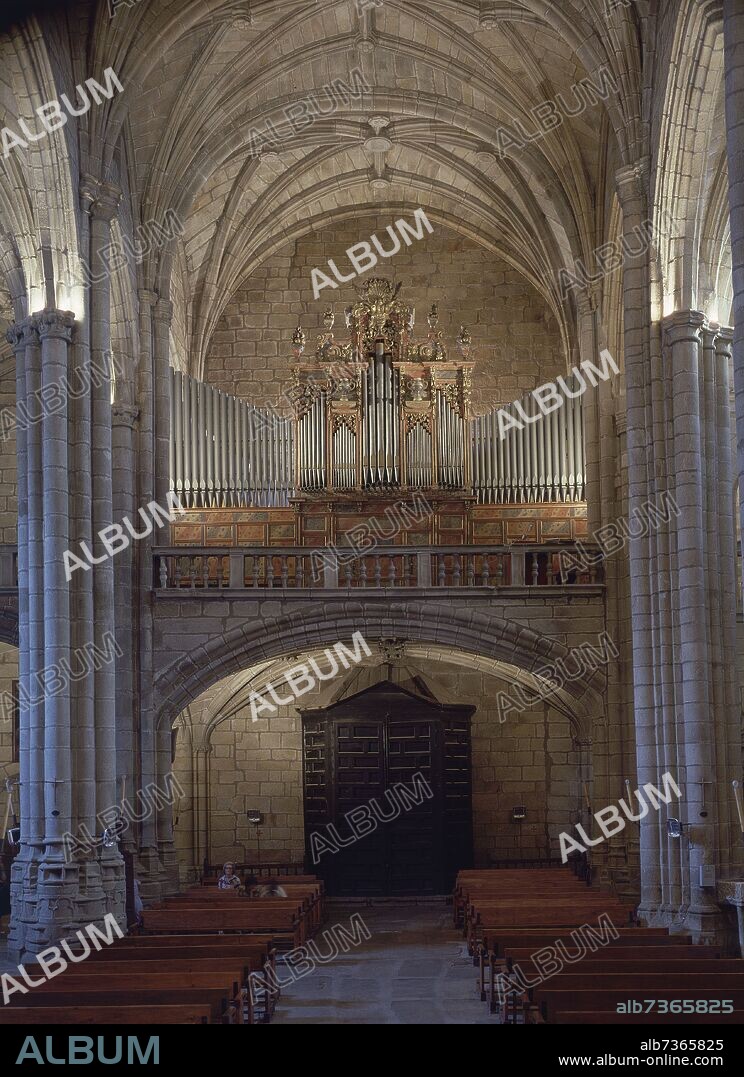 VIÑA MANUEL DE LA. CORO RENACENTISTA Y ORGANO DEL SIGLO XVIII EN EL INTERIOR DE LA CATEDRAL DE CACERES.