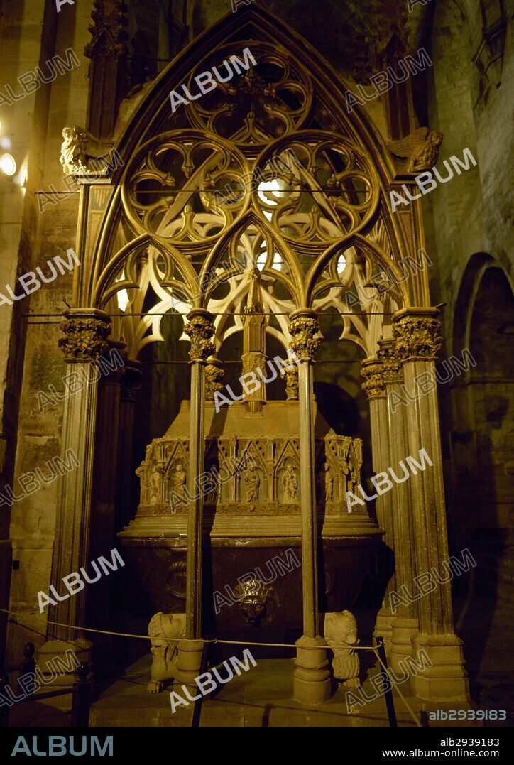 PEDRO III DE ARAGON y II DE CATALUÑA, "el Gran" (Valencia,1240-Vilafranca del Penedès,1285). Rey de la Corona de Aragón (1276-1285). Hijo de Jaume I. Vista del Sepulcro obra de BERTOMEU DE GIRONA. MONASTERIO DE SANTES CREUS. Aiguamúrcia. Provincia de Tarragona. Cataluña.