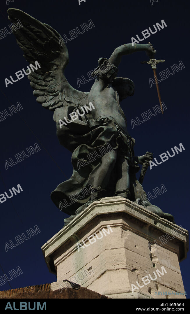 ARCANGEL SAN MIGUEL. Uno de los espíritus bienaventurados, de orden media, entre los ángeles y los principados. ESTATUA DEL ARCANGEL que corona el Castillo Sant'Angelo. Realizada en bronce en 1753 por Pierre van Verschaffelt (1710-1793) según dibujo de Bernini. ROMA. Italia.