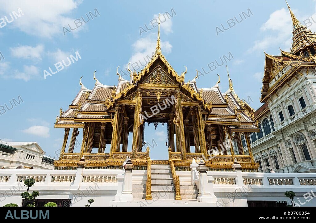 Pavilion in front of Chakri Maha Prasat in the Grand Palace, residence of the King of Thailand, Bangkok, Thailand, Asia.