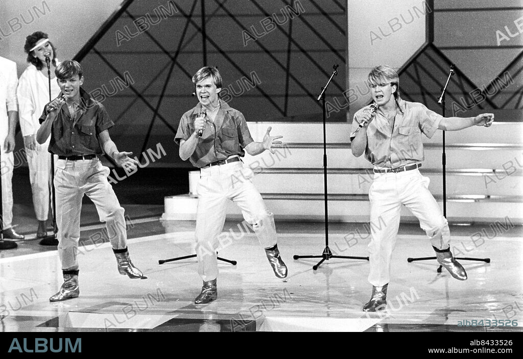 LUXEMBURG 1984-05-05. Svenska sånggruppen Herreys med bröderna fr. v., Louis, Per och Richard Herrey framför segerlåten "Diggi-loo Diggi-ley" i Eurovisionsschlagerfinalen i Luxemburg. I bakgrunden körsångerskan Lotta Engberg.. Foto: Kenneth Jonasson / Expressen / TT / Kod: 24. **AFTONBLADET OUT**.