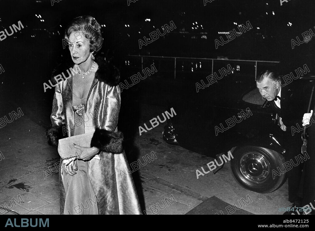 ARKIV 1970. Prins Bertil och hans sambo Lilian Craig anländer till en galaföreställning i Stockholm 1970.. Foto: Svenskt Pressfoto / SCANPIX / Kod: 20360.