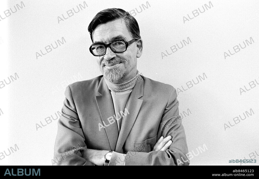 1971-08-31.. Göran Byttner, journalist och utrikeskorrespondent på Sveriges Radio.. Foto: Bertil S-son Åberg / RiR / SVT / Kod: 5600. RiR 20248 sv/v neg. Mustascher Skägg.