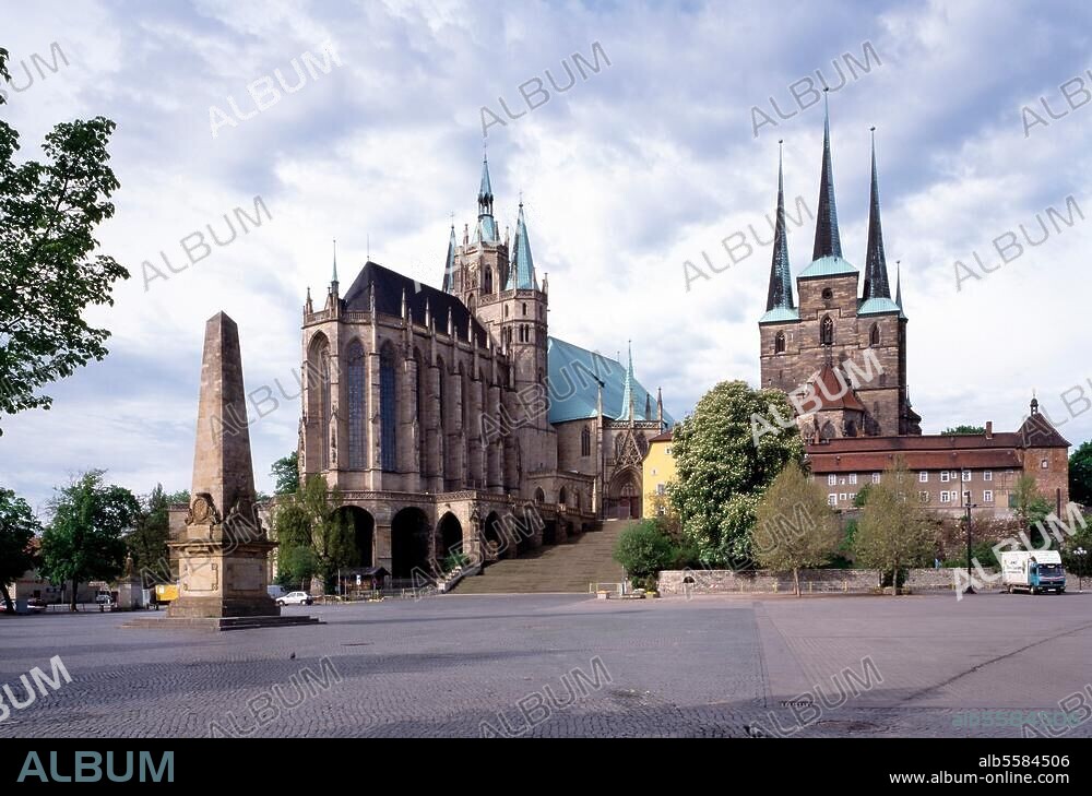 Erfurt (Thüringen), Dom. (1154-1476 erbaut). Dom (links) und Severikirche (1278-1400 erbaut) von Osten. Foto (Florian Monheim).