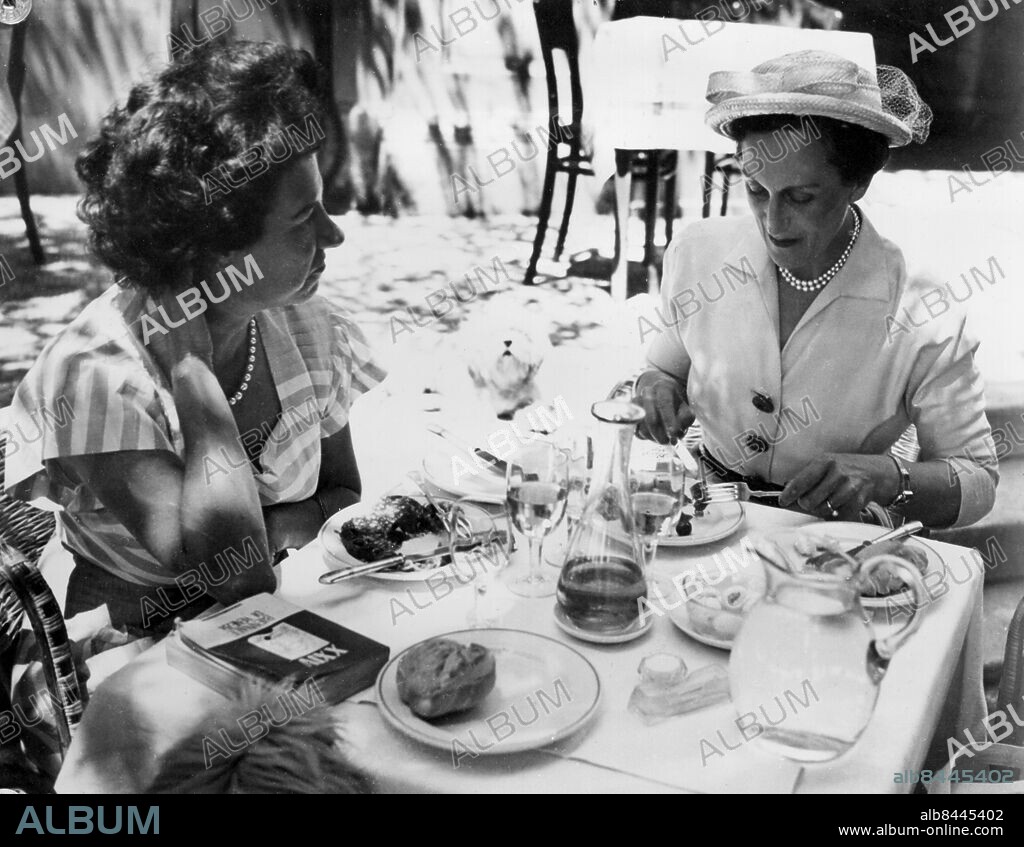 Orig. bildtext... ROME. MRS. PEGGY GUGGENHEIM, the famous New York art collectress, pictured while dining at the biennale restaurant of Venice with princess Aspasia Manos of Greece. The princess Aspasia Manos of Greece (right) is prince Alexander of Greece's wife and ex king Peter of Tougoslavia's mother. July 7 1948 Anm. Aspasia Manos, 1896-1972, prinsessa av Grekland och Danmark. Marguerite (Peggy) Guggenheim, 1898-1979, amerikansk konstsamlare. Randigt Ränder Halsband Pärlhalsband Middagar Karaffer CD569 persons: ASPASIA MANOS, PRINSESSA AV GREKLAND OCH DANMARK;PEGGY GUGGENHEIM sites: USA*;GREKLAND*;VENEDIG;ITALIEN.