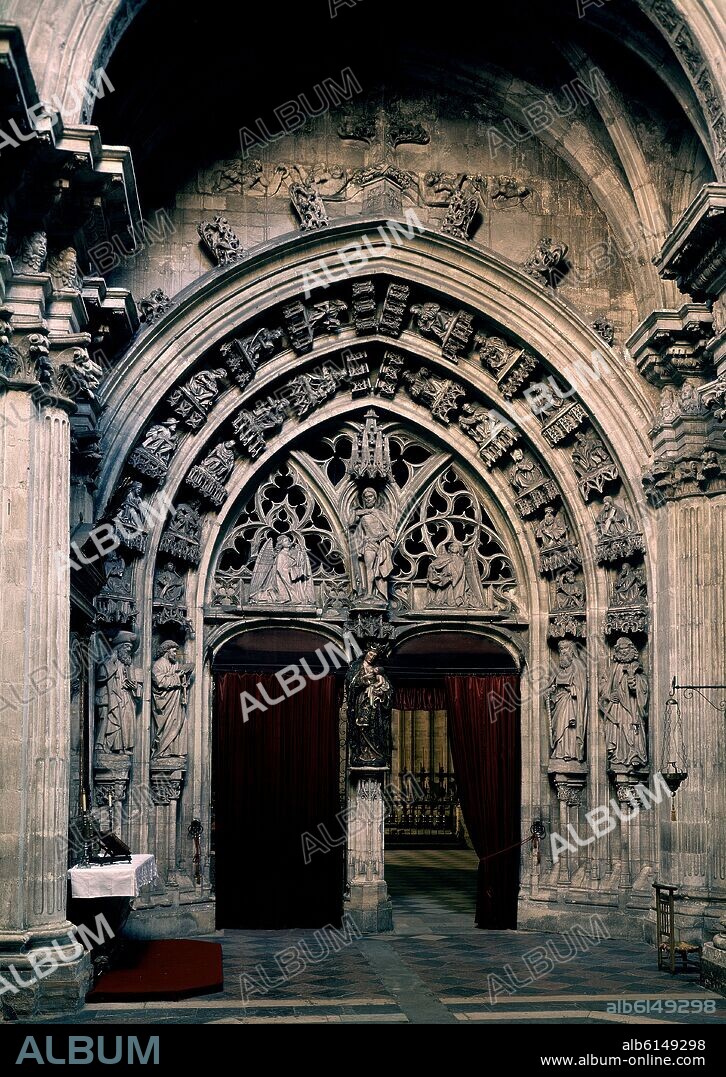 ENTRADA A LA CAPILLA DEL REY CASTO - PANTEON DE LOS REYES ASTURIANOS.