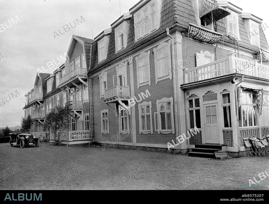RÄTTVIK 1924.. Utan bildtext. Not. Siljansborg. Ext. Anm. Pensionat Markiser Randigt Ränder Fasader CD622 sites: RÄTTVIK;DALARNA;SVERIGE.