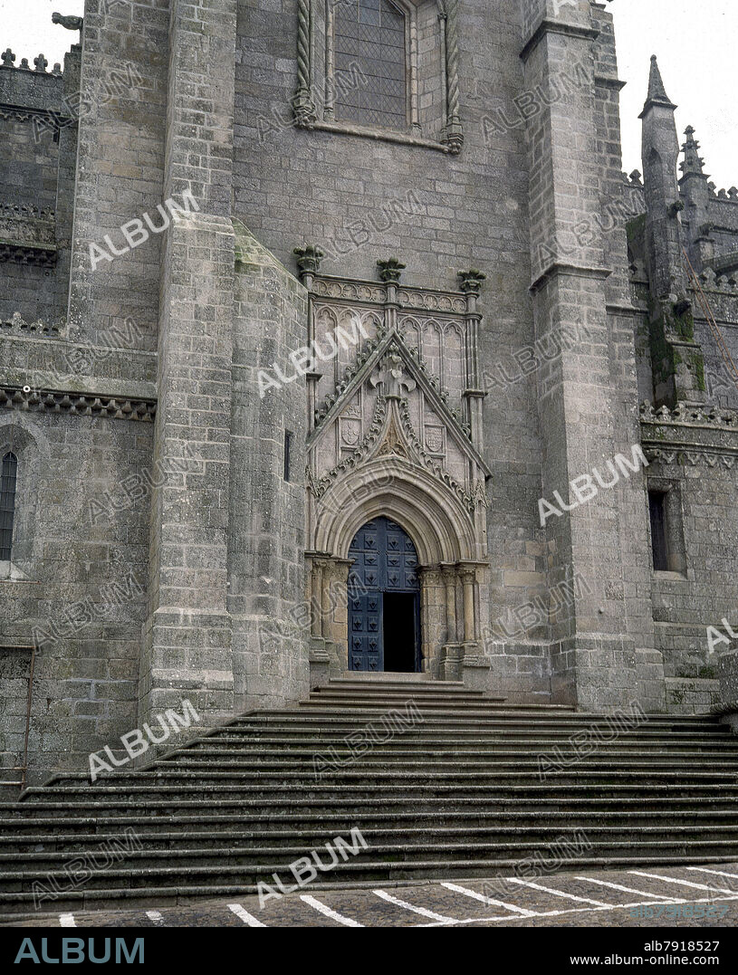 FACHADA LATERAL DE LA CATEDRAL-GOTICA-PORTADA.