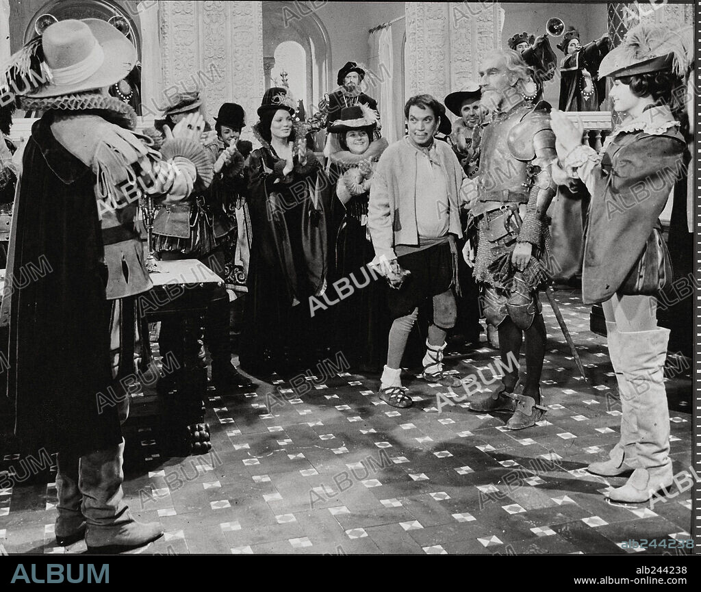 CANTINFLAS y FERNANDO FERNAN GOMEZ en DON QUIJOTE CABALGA DE NUEVO, 1973, dirigida por ROBERTO GAVALDON. Copyright RIOMA FILMS, S.A.