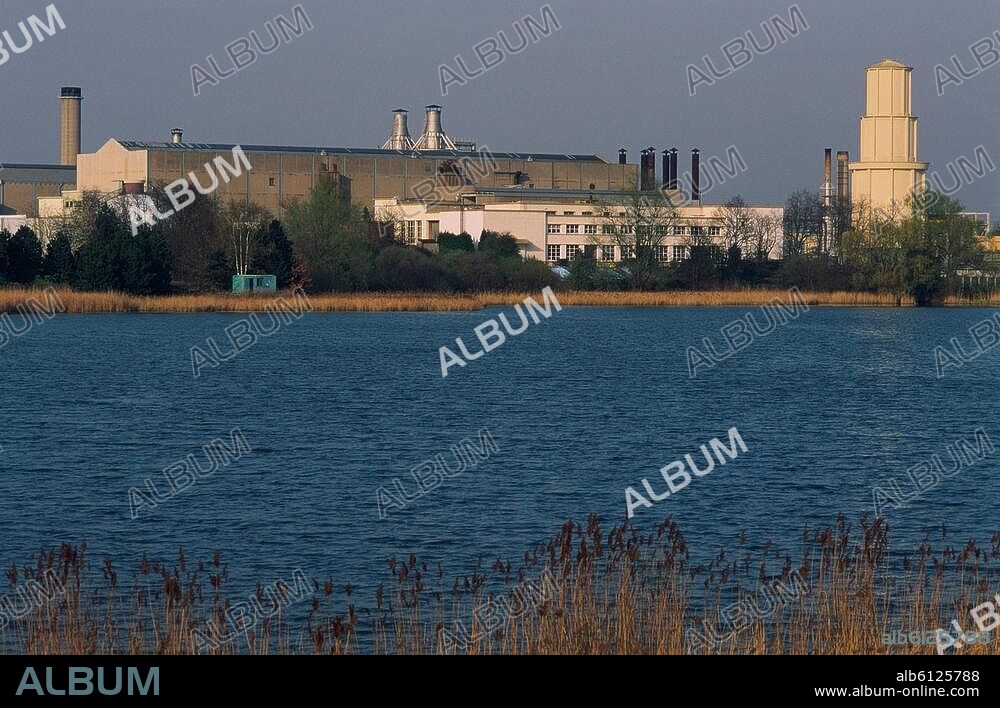 Saclay (Dép.Essonne, Ile de France, Frankreich), Fort de Villeras (erbaut 1874-81; ab 1946 Ausbau zum Forschungszentrum für Antriebstechnik / Centre d'essai des propulseurs / CEPr).-Blick über den Étang de Saclay auf das Forschungszentrum.-Foto, undatiert.