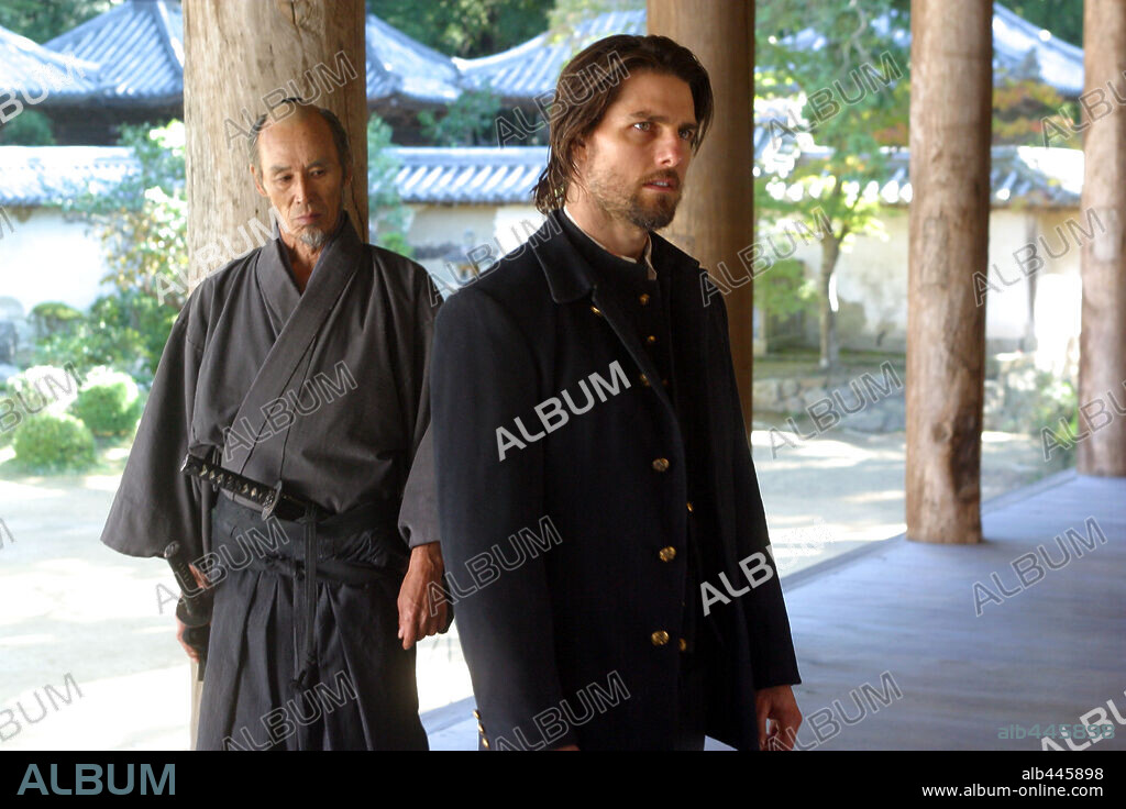 SEIZO FUKUMOTO and TOM CRUISE in THE LAST SAMURAI, 2003, directed by EDWARD ZWICK. Copyright WARNER BROS.