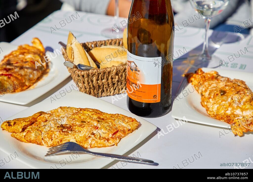 Cod omelette and Txakoli, Plaza Santiago, Pasai Donibane, Pasajes de San Juan, Gipuzkoa, Basque Country, Spain, Europe.