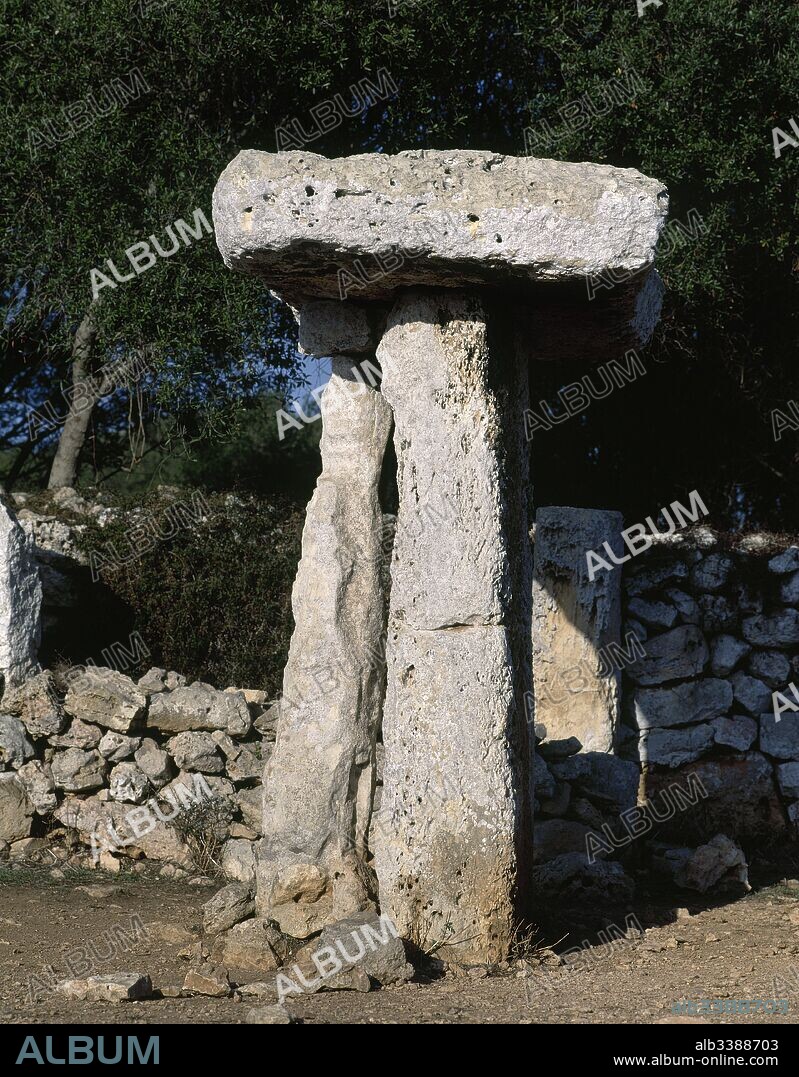 Prehistoria. Edad de los Metales. Edad del Bronce. Taula de Torre Trencada. Las taulas eran mesas en forma de T que probablemente eran utilizadas para el descarniamiento de los cadáveres y también con caracter religioso. Alrededores de Ciutadella. Menorca. Islas Baleares. España.