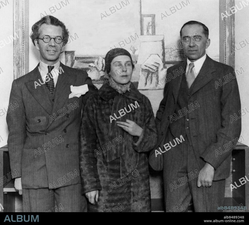 STORBRITANNIEN LONDON 1931-02-04. Orig. bildtext... DANCERS OPENS ART EXHIBITION. Madame Lydia Lopokova, the well known Russian dancer, today opened an exhibition of paintings by Mr Keith Baynes at the Lefevre Galleries, King St., W. Picture taken at the opening shows: Mr. D.M. Macdonald (director of the galleries) Madame Lydia Lopokova and Mr. Keith Baynes. Foto: Photopress / AB Text & Bilder / SVT / Kod: 5600 Mapp: LOO - LOP Från vänster D. M. Macdonald, gallerichef, Lydia Lopokova, rysk dansös, och Keith Baynes, konstnär, i samband med att Lopokova invigde en konstutställning med målningar av Baynes på Lefevre Galleries i London. L Lopokova, 1892-1981, rysk dansös, under en tid medlem i Serge Diaghilevs Ballets Russes. Gift 1925-1947 med den brittiske ekonomen John Maynard Keynes, medlem av Bloomsburygruppen. K Baynes, 1887-1977, brittisk konstnär, tillhörde kretsen kring Bloomsburygruppen. The Bloomsbury Ballerina Ryska baletten Trio persons: LYDIA LOPOKOVA;KEITH BAYNES;LIDIJA LOPUCHOVA sites: STORBRITANNIEN;LONDON.