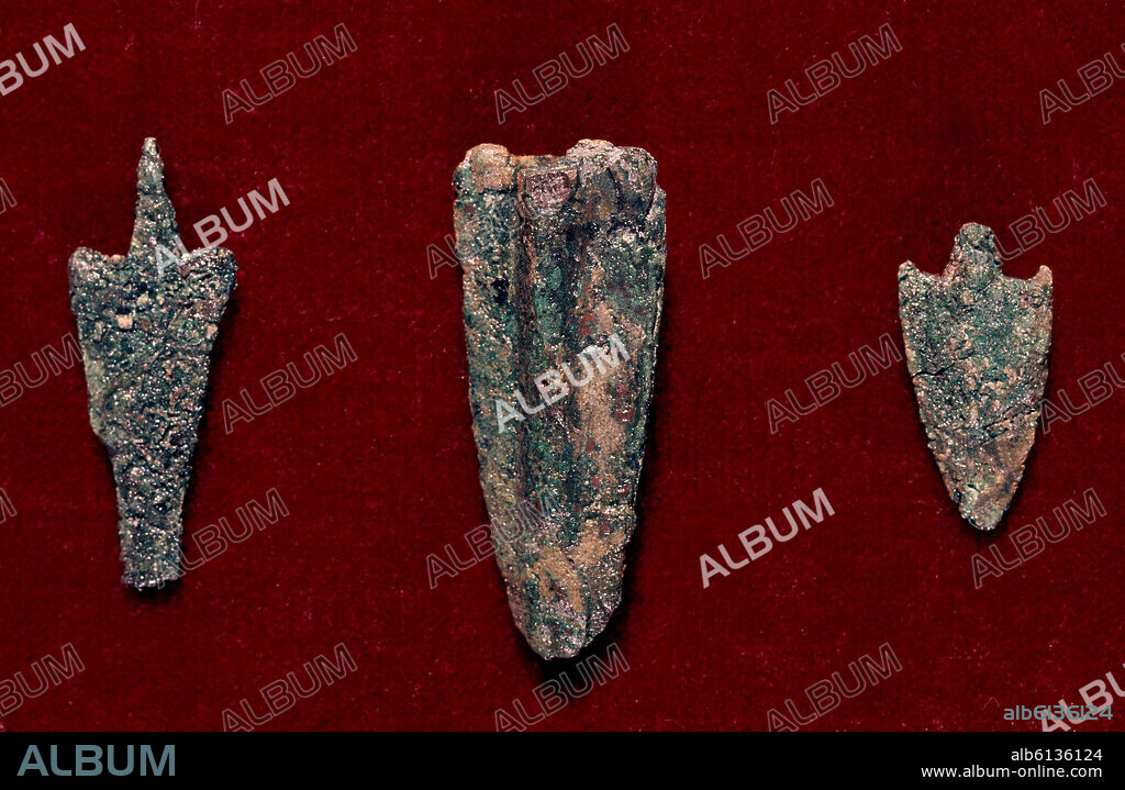 PUNTAS DE FLECHA TRIANGULARES CON NERVIO CENTRAL Y PEDUNCULO CORTO.