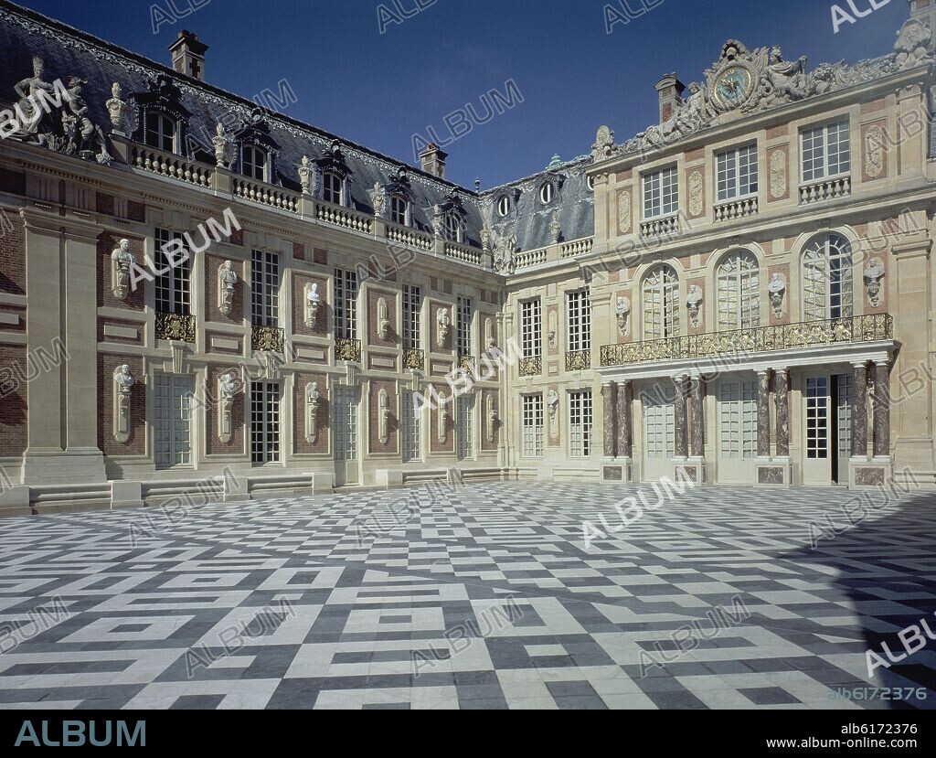 ROY PHILIBERT / LE VAU / HARDOUIN MANSART. PATIO DE MARMOL EN EL CENTRO DEL CASTILLO DE LUIS XIII EN EL PALACIO DE VERSALLES - SIGLO XVII.