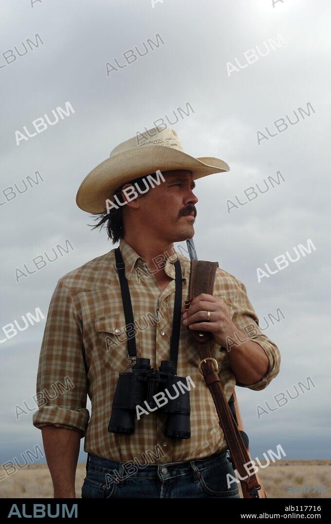 JOSH BROLIN en NO ES PAIS PARA VIEJOS, 2007 (NO COUNTRY FOR OLD MEN), dirigida por ETHAN COEN y JOEL COEN. Copyright PARAMOUNT CLASSICS.