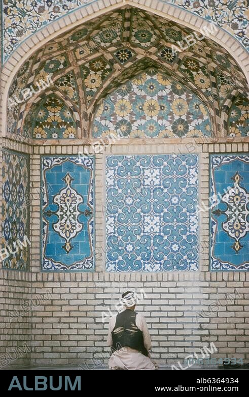 Herat (Provinz Herat, nordwestliches Afghanistan), Große Moschee / Freitagsmoschee (erbaut um 1175 unter der Ghoriden-Dynastie; Neudekoration in timuridischer Zeit Ende 14./Anfang 15. Jahrhundert).-Muslim beim Gebet in der Großen Moschee.-/ Foto, 1984.