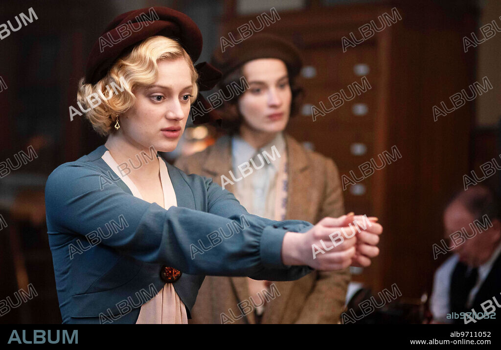 NADIA TERESZKIEWICZ y REBECCA MARDER en MI CRIMEN, 2023 (MON CRIME), dirigida por FRANÇOIS OZON. Copyright MANDARIN CINEMA.