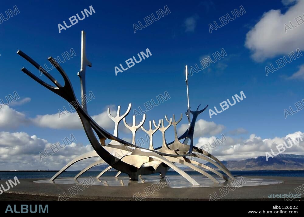 Reykjavik (Island), "Solfarinn" (Sonnenschiff), Skulptur, 1986 von Jon Gunnar Arnason (1931-1989) am Ufer des Videyjarsund.-Ansicht.-Foto, Mai 2007.