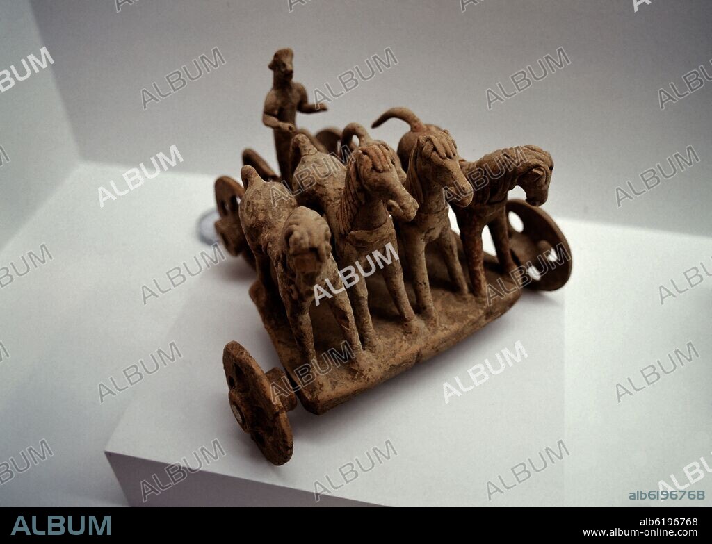 CARRO DE CABALLOS CON AURIGA-GRECIA/BOECIA- 600/550 D.C- TERRACOTA.