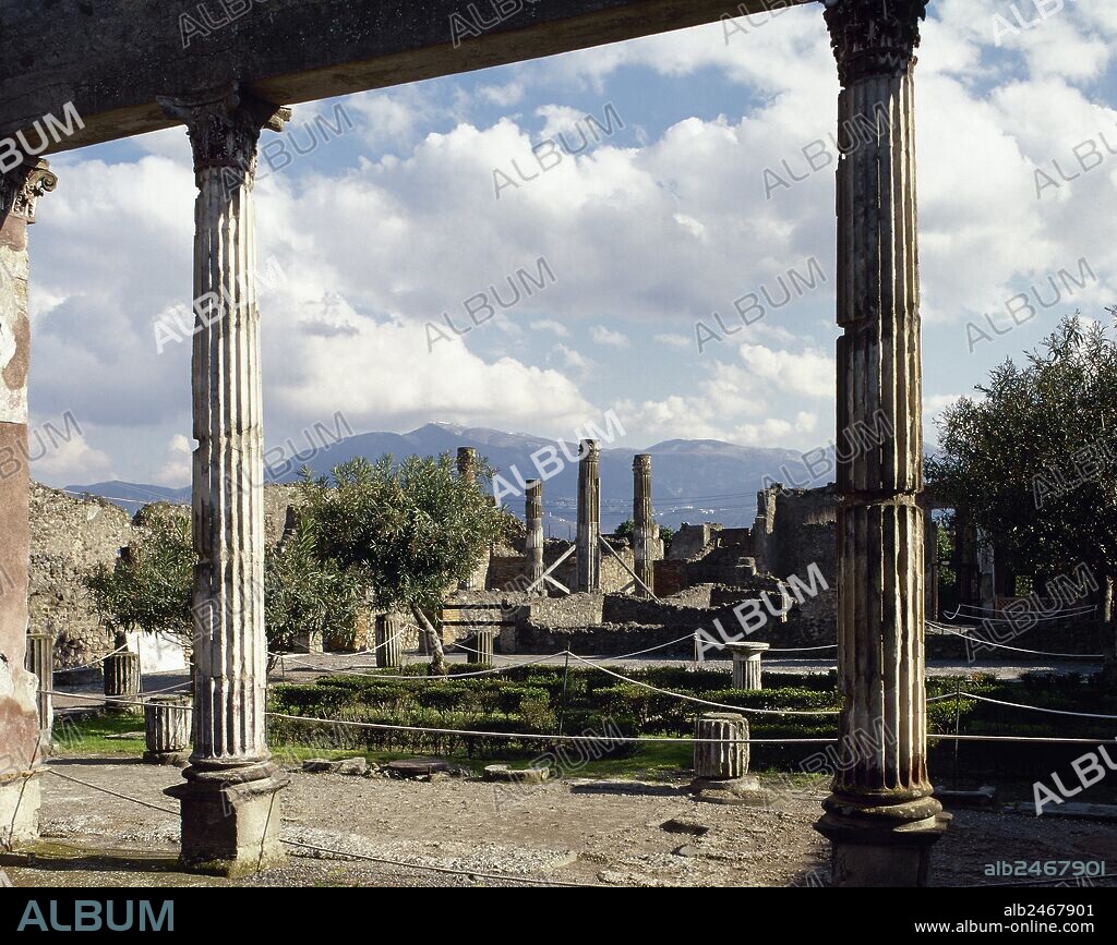 IMPERIO ROMANO. ITALIA. "CASA DEL FAUNO". "DOMUS" pompeyana construída por Publio Silla (siglo II a. C). Vista general de uno de los patios de la vivienda. POMPEYA. La Campania.