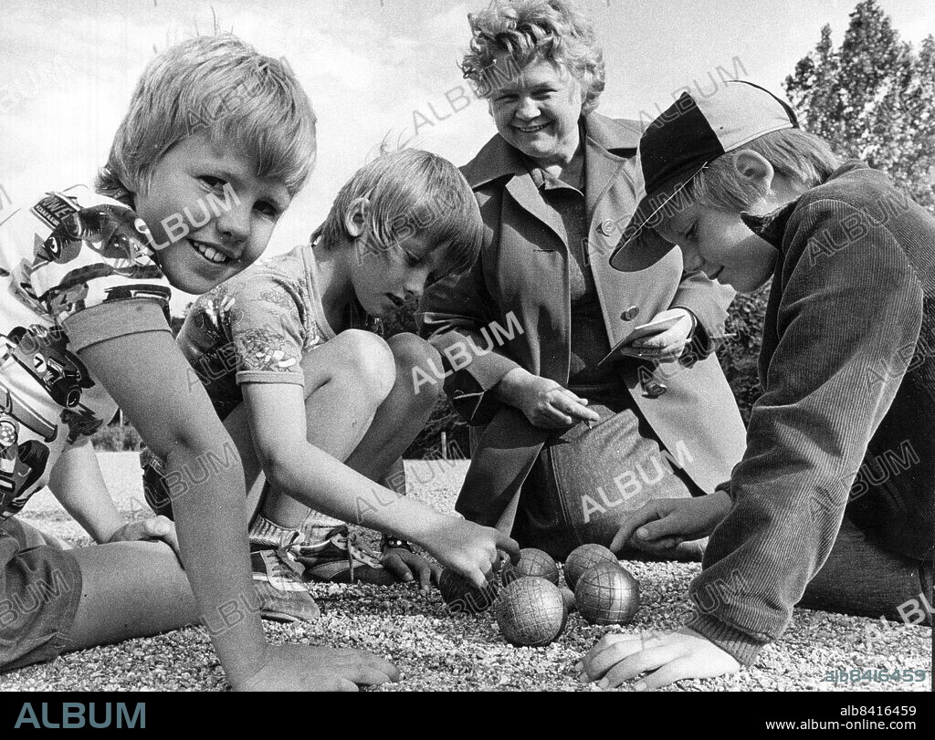 Stockholm 1977-07-21. Lekande barn. Peter Fredriksson spelar boule tillsammans med Mabbe, May Britt Lundin, och kompisarna Anders Karlsson och Mats Hedblom. Foto: DN / TT / Kod: 192. ** SvD OUT **.
