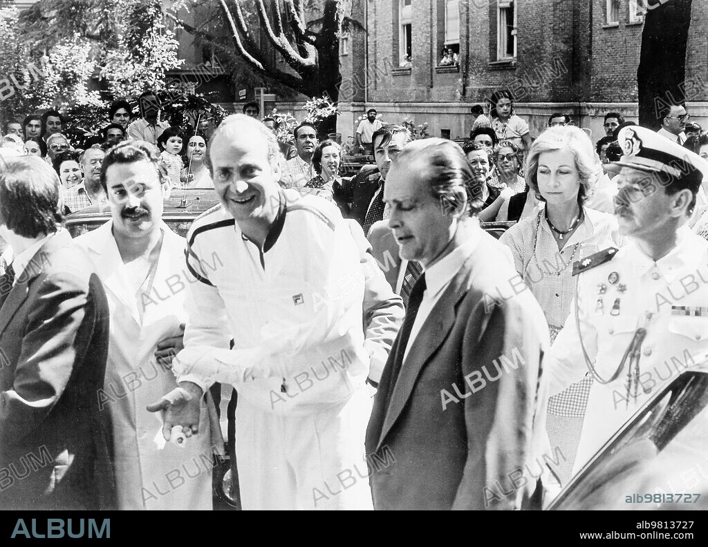 21 junio 1981. El Rey junto a Doña Sofia y el presidente de Cruz Roja, Enrique de la Mata Gorostiza, apareció tras sufrir un accidente en el Palacio de la Zarzuela.