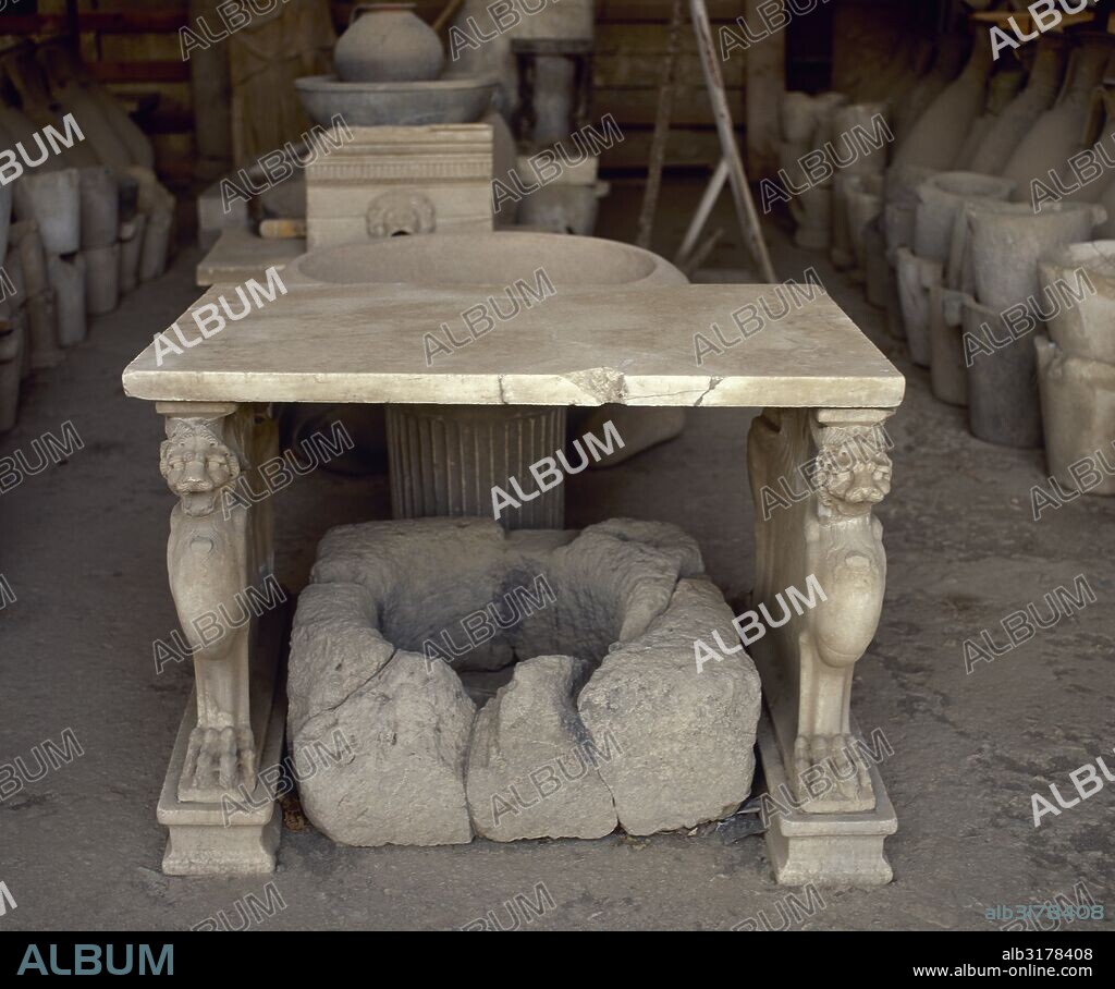 Mesa de mármol decorada con cara y garras de león en sus patas. Fechada hacia el siglo I d. C. Museo o "Antiquarium". POMPEYA. La Campania. Italia.