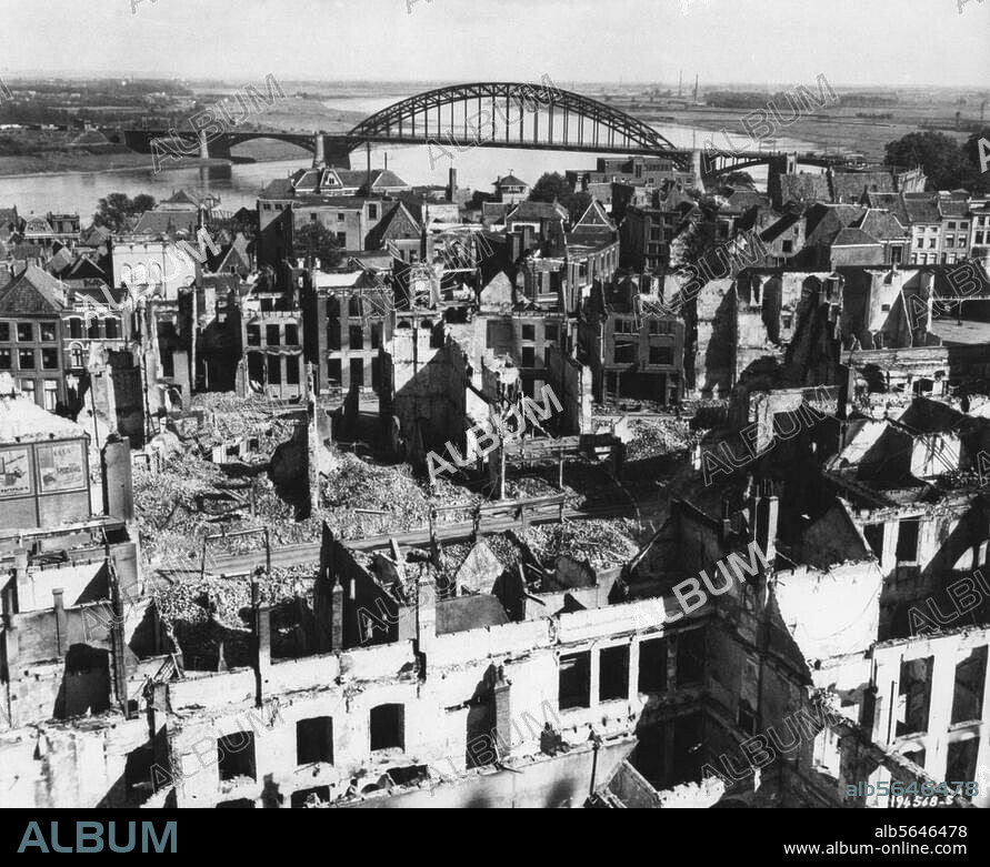Nimwegen, niederl. Nijmegen, Provinz Gelderland, Niederlande. Blick auf das kriegszerstörte Nimwegen und die Rheinbrücke. Foto (Poznak), 28.9.1944.