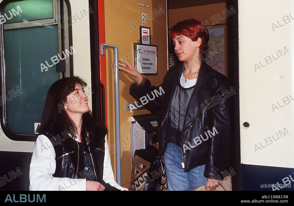 IS MAUSI COMING OUT? Kati (JULIA RICHTER, r) Director: Alexander Scherer / Title: IS MAUSI COMING OUT?! / Germany 1994.