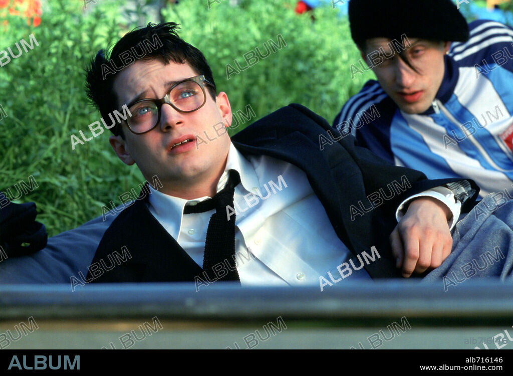 ELIJAH WOOD y EUGENE HUTZ en TODO ESTA ILUMINADO, 2005 (EVERYTHING IS ILLUMINATED), dirigida por LIEV SCHREIBER. Copyright WARNER INDEPENDENT PICTURES / DAVIDSON, NEIL.