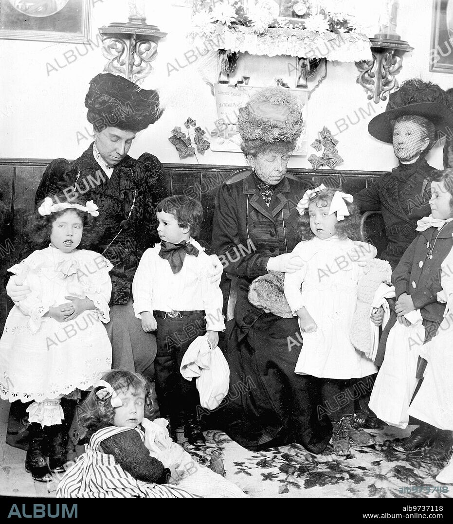1910. In the Lavanderas asylum in Madrid. HM the Queen María Cristina and HRH the Infanta María Teresa, presiding over the distribution of Clothes Verified yesterday afternoon.