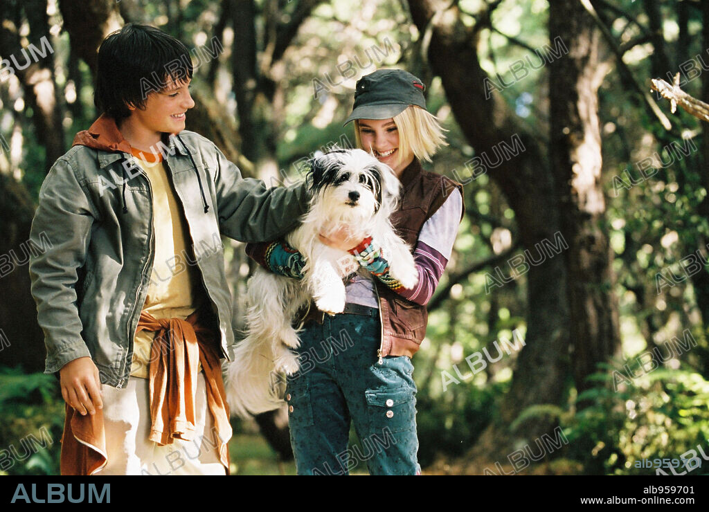 ANNASOPHIA ROBB and JOSH HUTCHERSON in BRIDGE TO TERABITHIA, 2007, directed by GABOR CSUPO. Copyright WALT DISNEY PICTURES.
