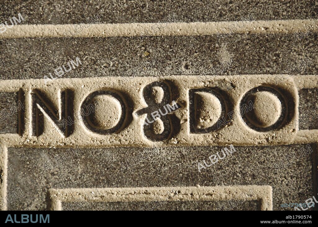 NO&DO: símbolo que aparece, entre otros lugares, en el escudo de la ciudad. Durante las luchas entre el rey Alfonso X el Sabio y su hijo Sancho, Sevilla apoyó incondicionalmente al primero. El, como muestra de gratitud por esta lealtad, concedió al Ayuntamiento este criptograma (NO MADEJA NO-"NO ME HA DEJADO") (el símbolo central es una MADEJA DE LANA), a modo de jeroglífico. LEMA NO&DO en una ALCANTARILLA de la ciudad. SEVILLA. Andalucía. España.