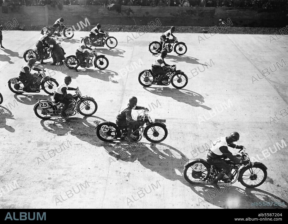 Verkehr:. Motorrad. Eifelrennen auf dem Nürburgring: Start der Motorräder der Wertungsgruppe II 350 und 500 ccm. In der Mitte Nr. 31, der Sieger dieser Klasse Soenius (Köln) auf BMW. Foto, um 1930.